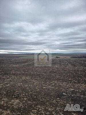 Двор със стара къща в село Безмер