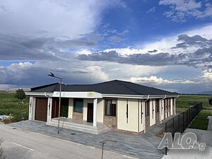 ПРОДАВА СЕ! Луксозна къща в затворен комплекс близо до Пловдив