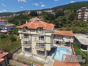 Продава се просторна къща с басейн и 11 апартамента и студиа в гр. Свети Влас