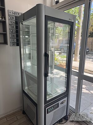 Продавам витрина за торти