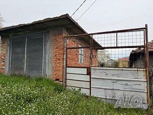 Продавам имот със сграда, гараж и парцел в с. Червена вода, област Русе